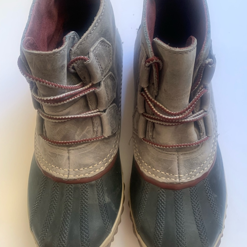Sorel out & about gray suede bootie